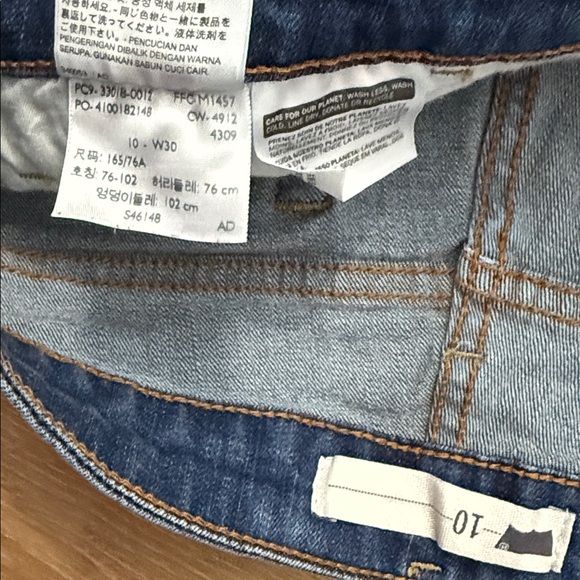 Levi’s Mid-Rise Blue Denim Frayed End Shorts - Picture 4 of 5